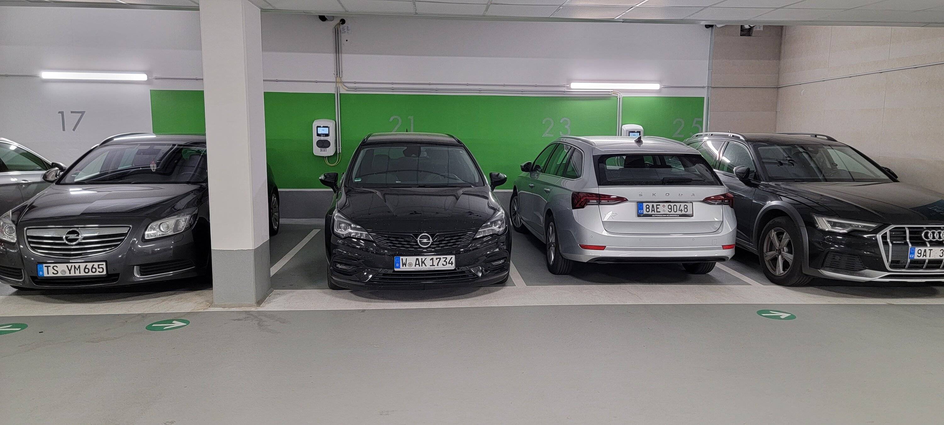 Porsche Cayenne EV Please help! Let’s imagine the new Macan EV comes out in 2 versions... 1686196961838