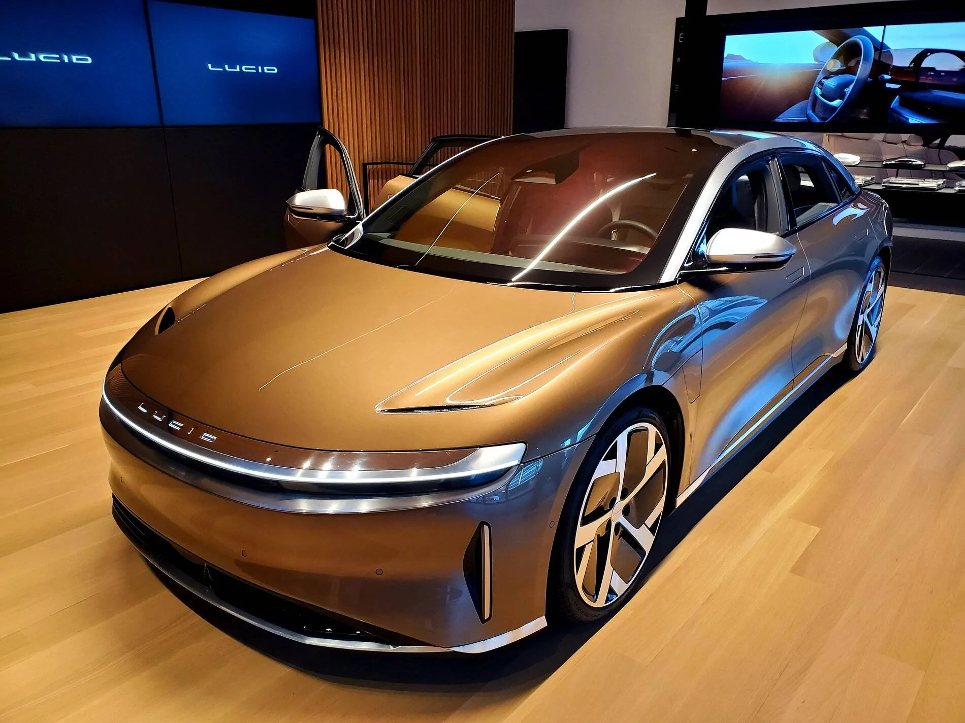 Porsche Cayenne EV Lucid Air - Motor Trend Review 20201203_162856