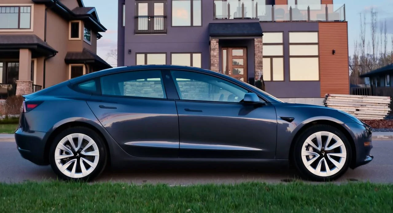 Porsche Cayenne EV A Taycan Owner Buys a Tesla: Informal Battle of Two (Very Different) EVs! 2022 05 UNIT - 1