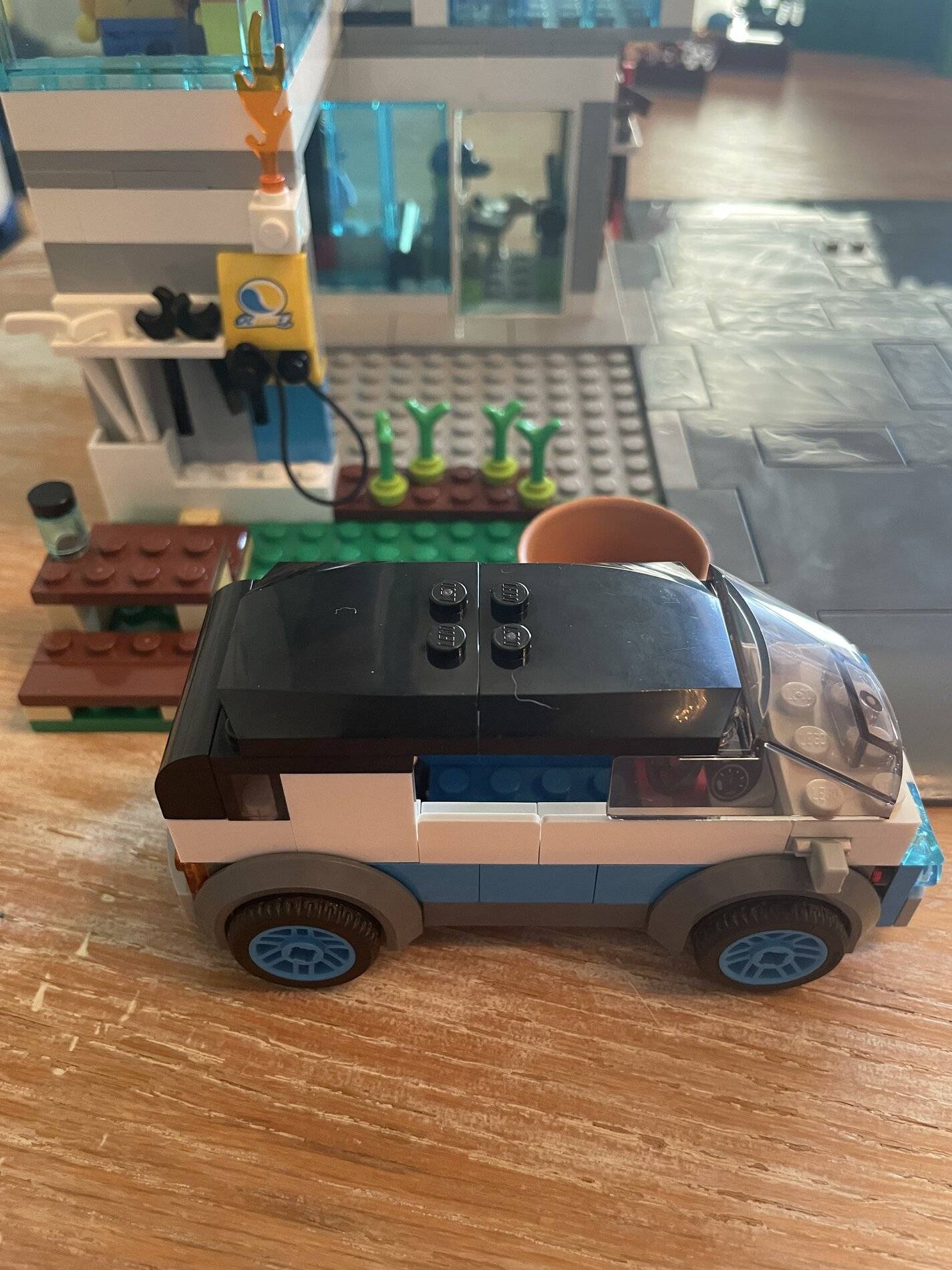 Porsche Cayenne EV LEGO EV comes with Tachometer 2966079B-2502-4F76-BD5E-8116C95A4AF2