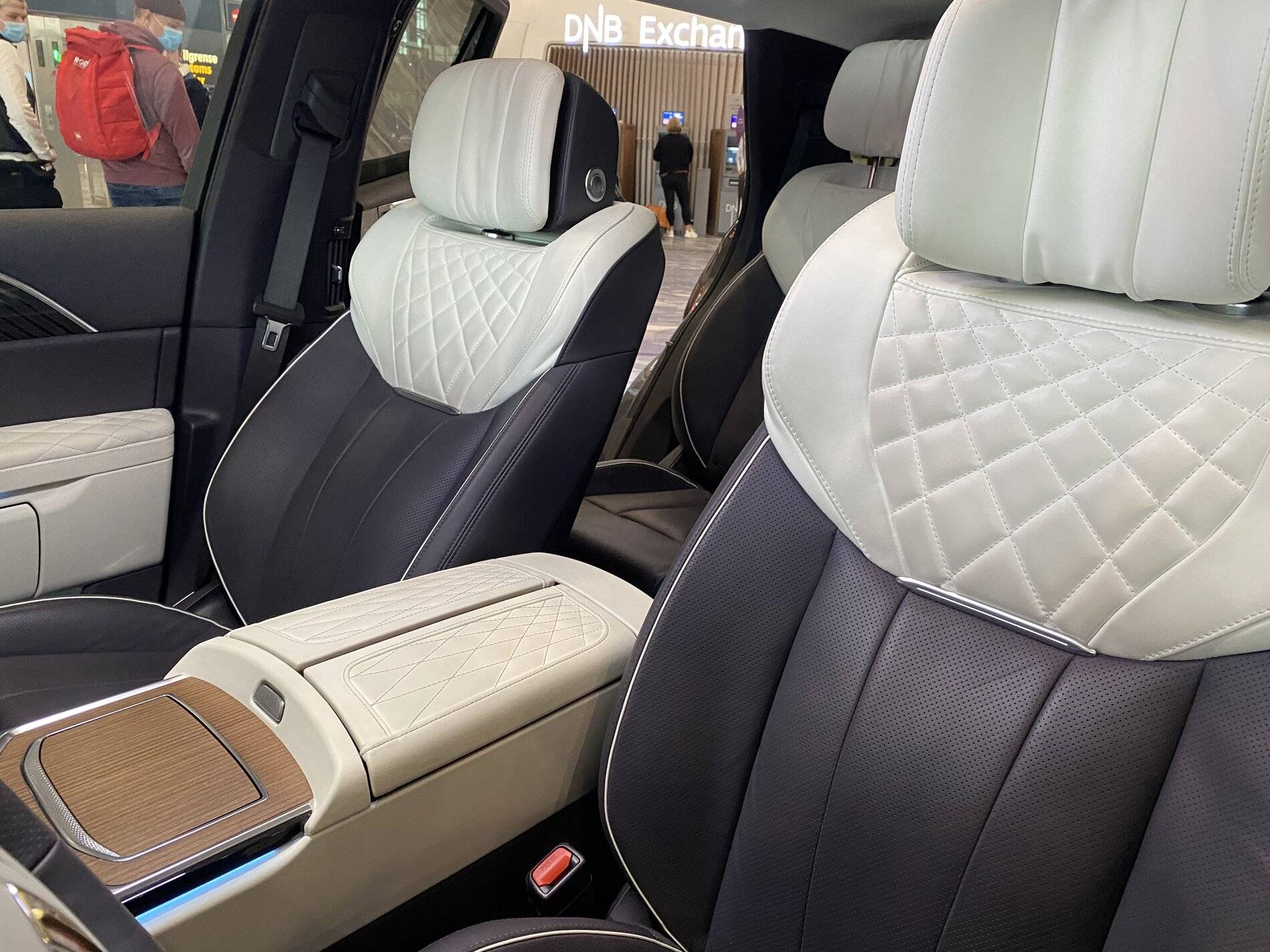 Porsche Cayenne EV Hongqi A4A17CA6-06C5-46CB-BBA8-3D0279E118DE