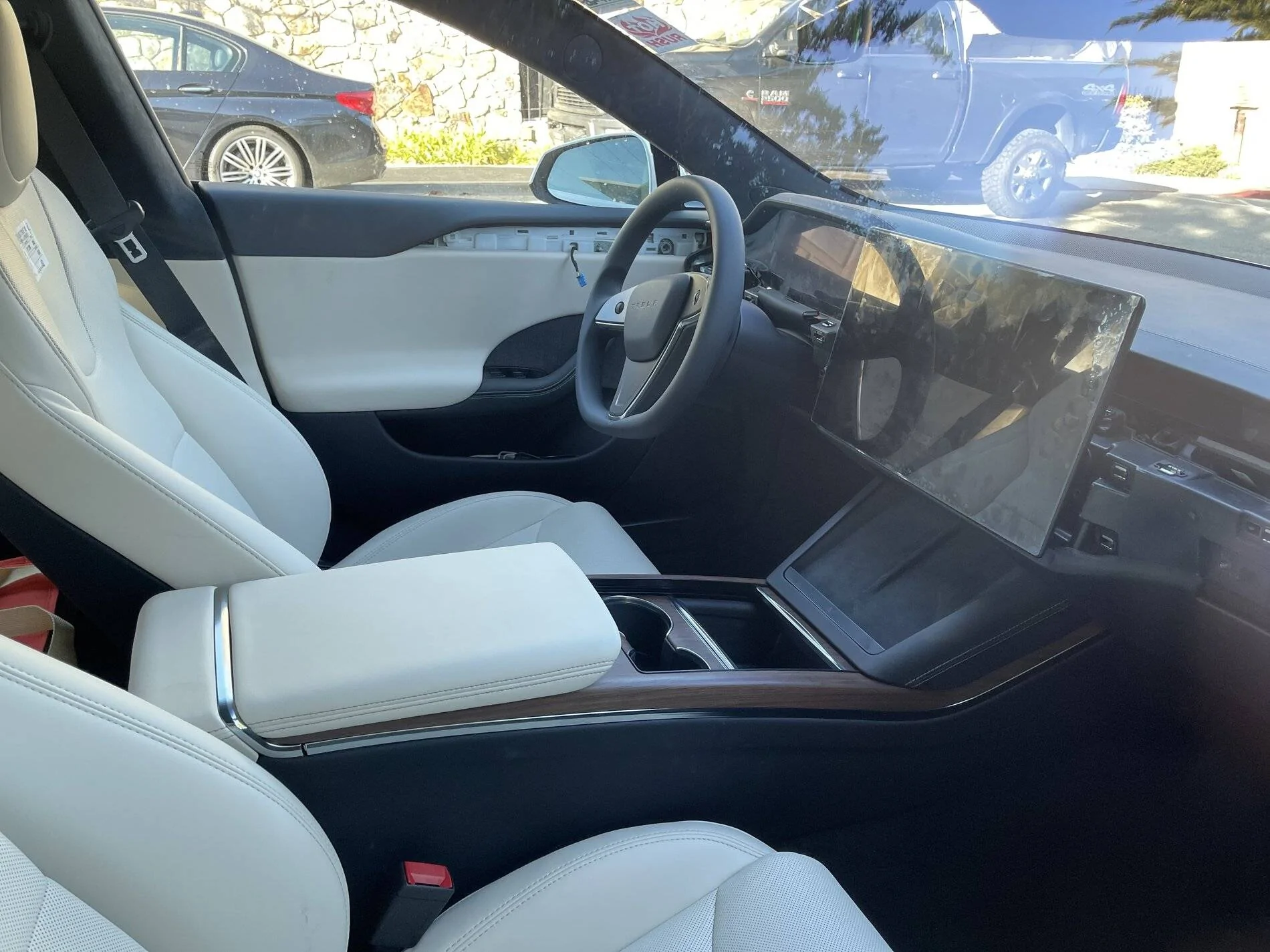 Porsche Cayenne EV Tesla Model S Plaid+ on the website for configuration Euu-T8sUcAINP-U