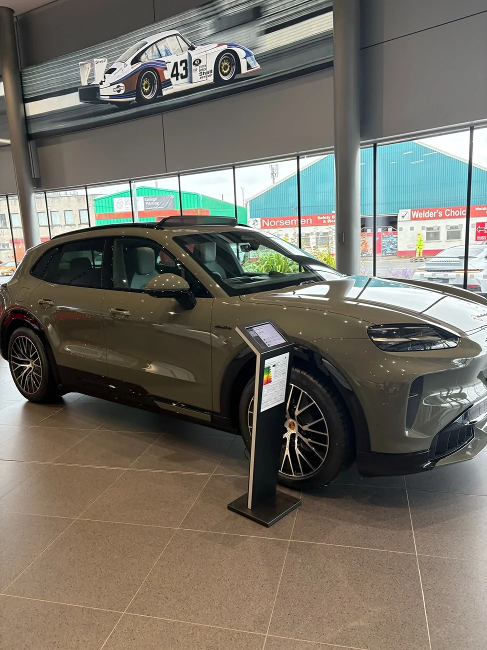 Porsche Cayenne EV Finally delivery day! First Cayenne electric of the dealership. - Mystic Green | 21” RS Spyder Image (26)