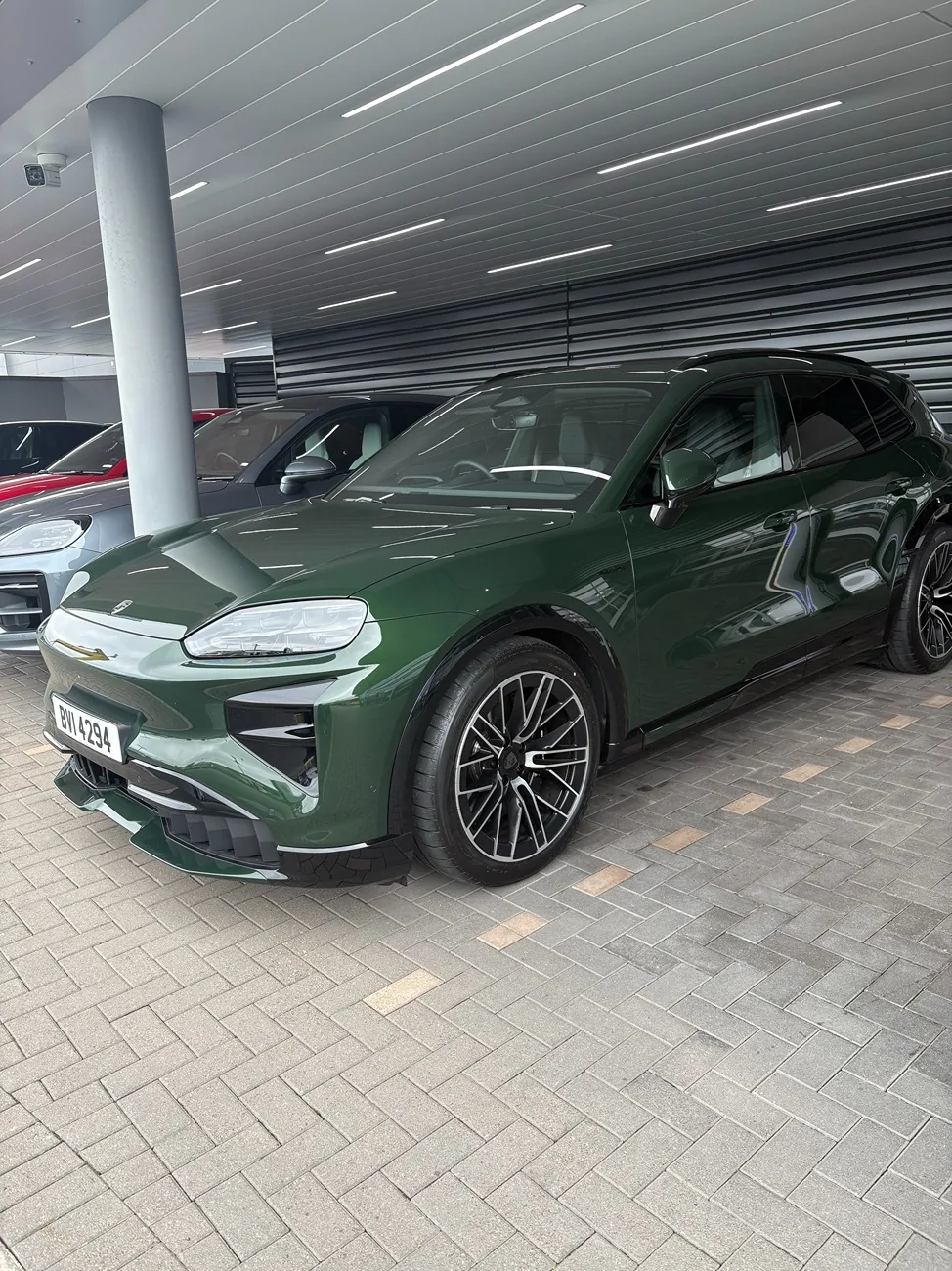 Porsche Cayenne EV Finally delivery day! First Cayenne electric of the dealership. - Mystic Green | 21” RS Spyder Image (30)