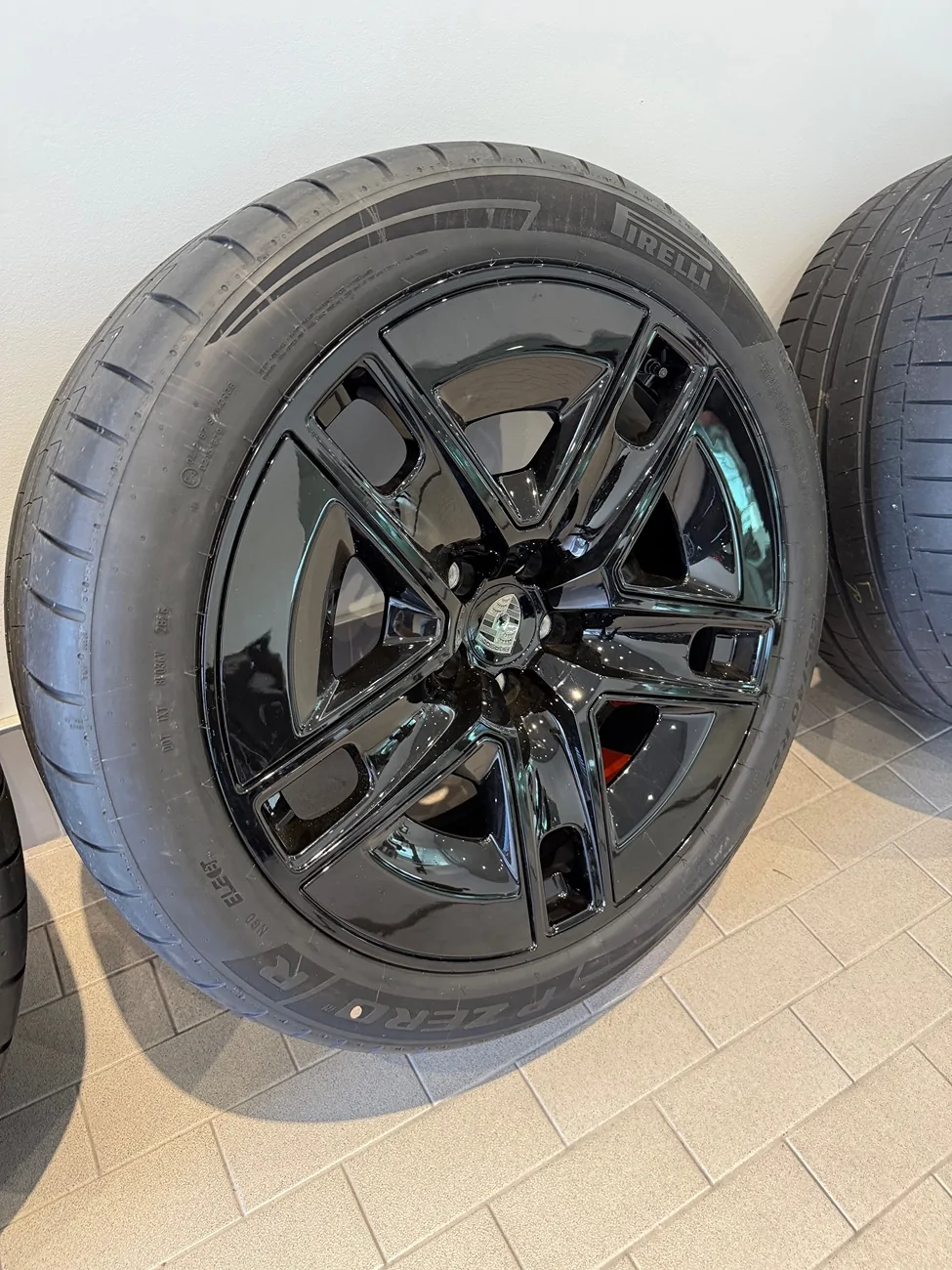 Porsche Cayenne EV *Brand New* 22” Cayenne Exclusive Design Wheels in High Gloss Black w/ Pirelli Tires IMG_5240