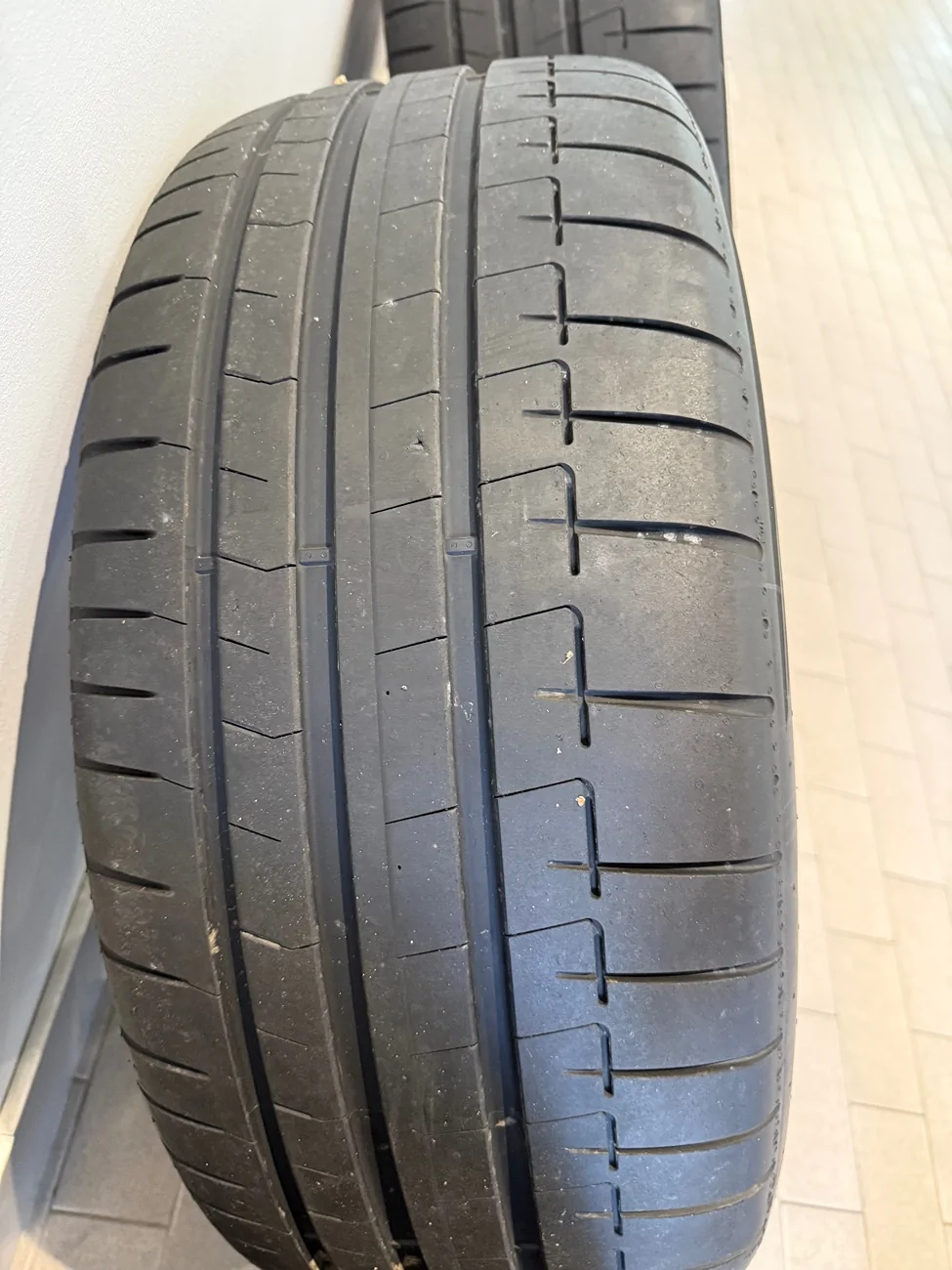 Porsche Cayenne EV *Brand New* 22” Cayenne Exclusive Design Wheels in High Gloss Black w/ Pirelli Tires IMG_5241