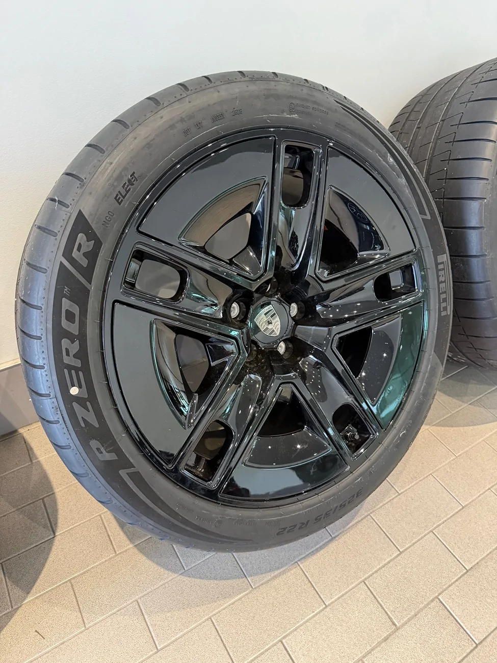 Porsche Cayenne EV *Brand New* 22” Cayenne Exclusive Design Wheels in High Gloss Black w/ Pirelli Tires IMG_5242