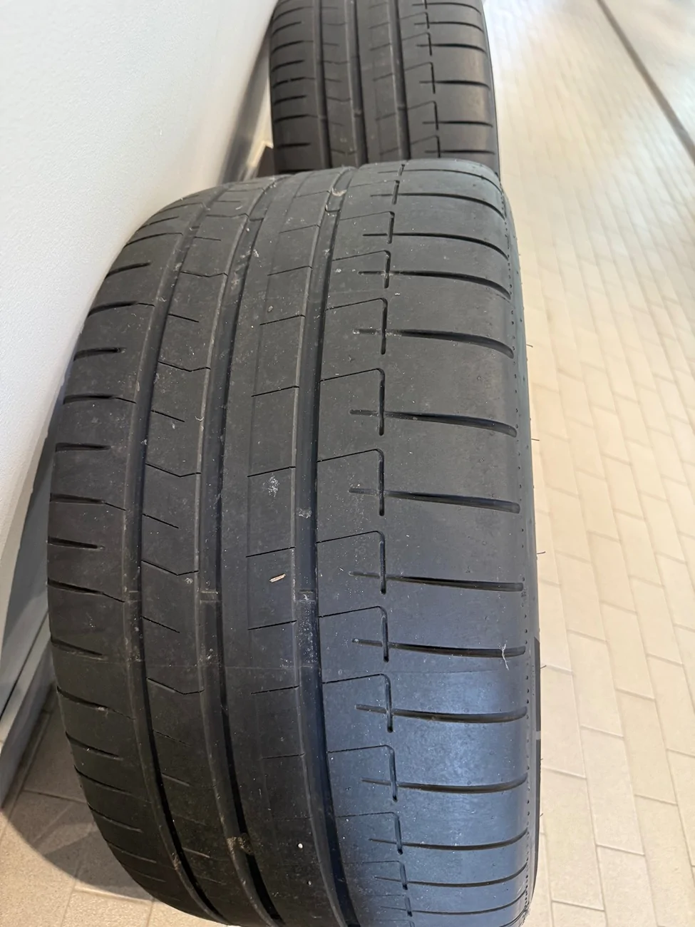 Porsche Cayenne EV *Brand New* 22” Cayenne Exclusive Design Wheels in High Gloss Black w/ Pirelli Tires IMG_5243