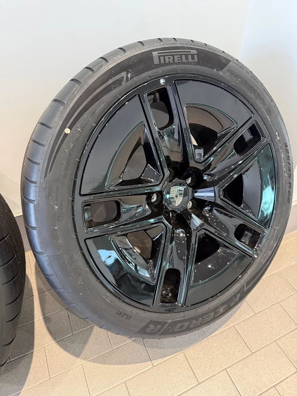 Porsche Cayenne EV *Brand New* 22” Cayenne Exclusive Design Wheels in High Gloss Black w/ Pirelli Tires IMG_5244