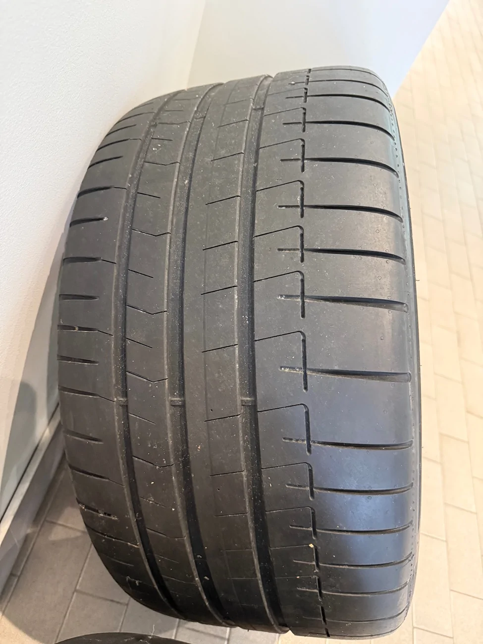 Porsche Cayenne EV *Brand New* 22” Cayenne Exclusive Design Wheels in High Gloss Black w/ Pirelli Tires IMG_5245