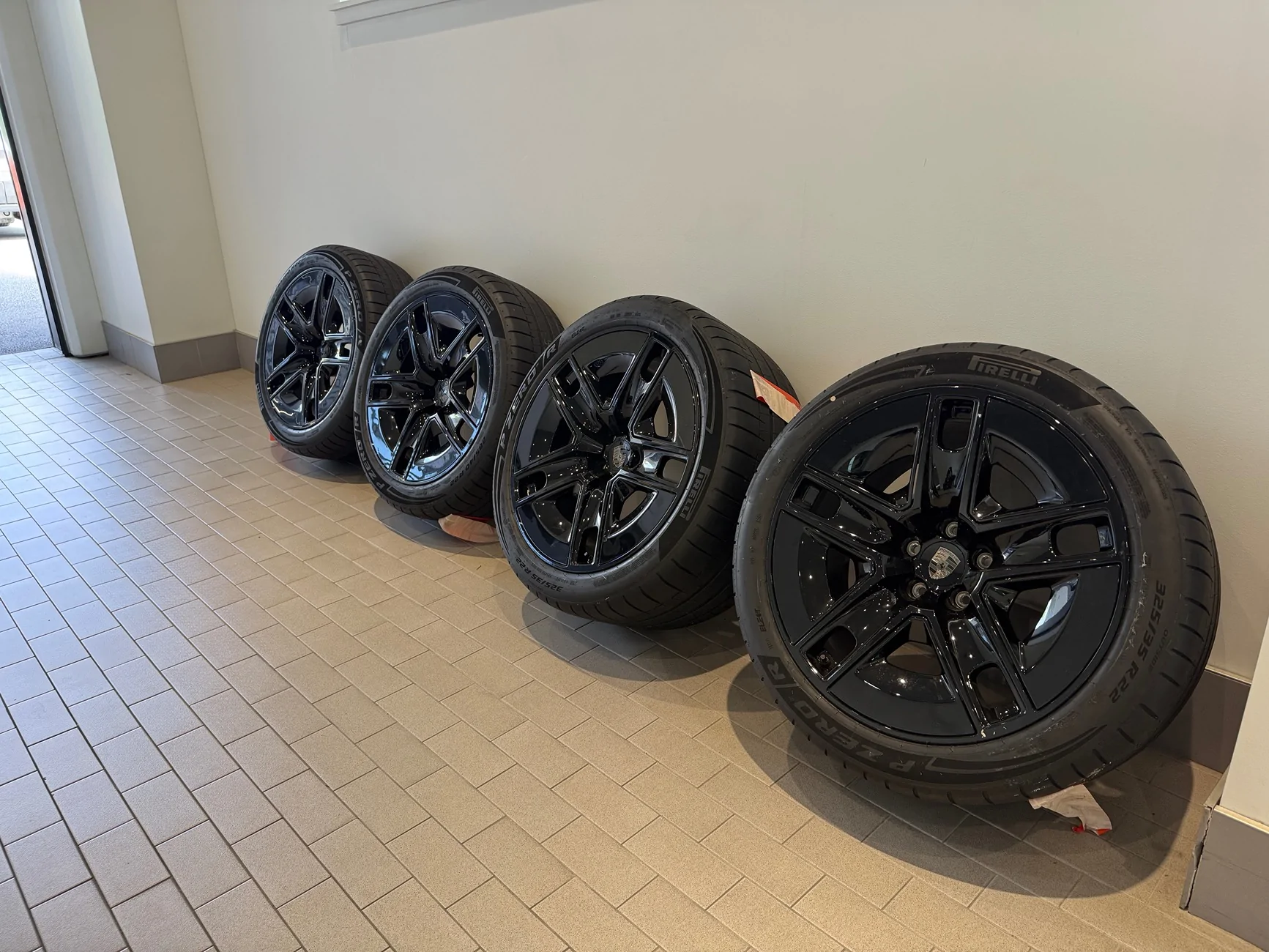 Porsche Cayenne EV *Brand New* 22” Cayenne Exclusive Design Wheels in High Gloss Black w/ Pirelli Tires IMG_5246