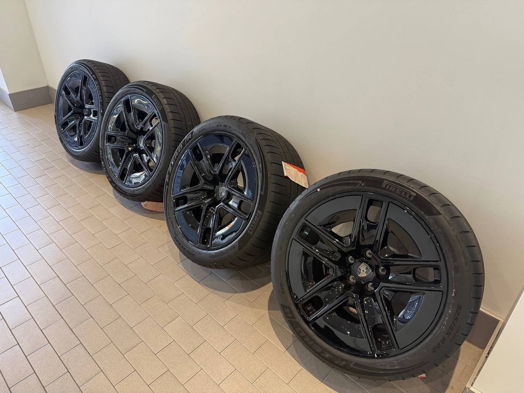 Porsche Cayenne EV *Brand New* 22” Cayenne Exclusive Design Wheels in High Gloss Black w/ Pirelli Tires IMG_5248