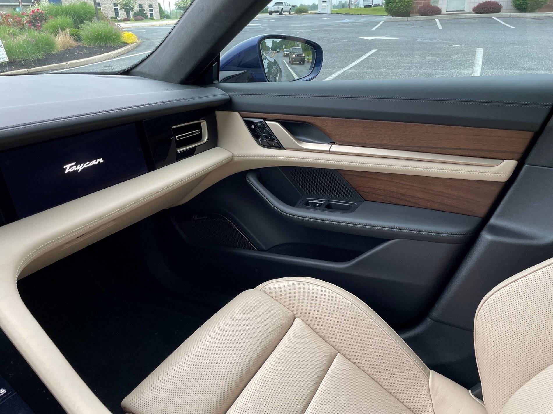 Porsche Cayenne EV Anyone option the wood trim and thoughts on it? Interior1