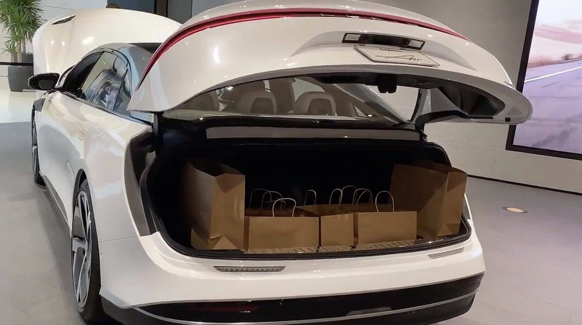 Lucid-Air-Trunk-2048x1144-1.jpg