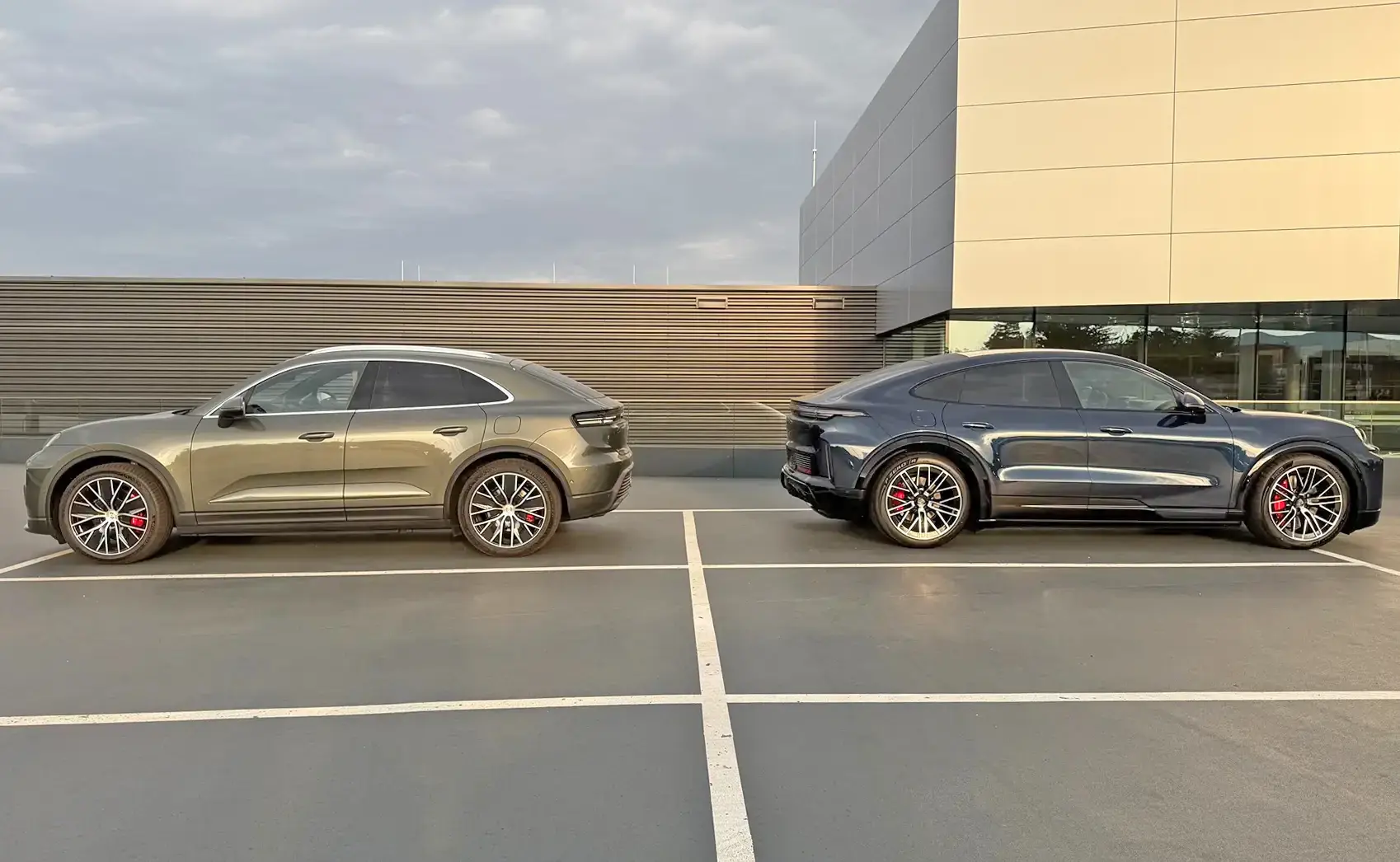 Porsche Cayenne EV Cayenne Coupe Electric vs. Macan 4S Electric - side by side look macan ev vs cayenne coupe ev-1