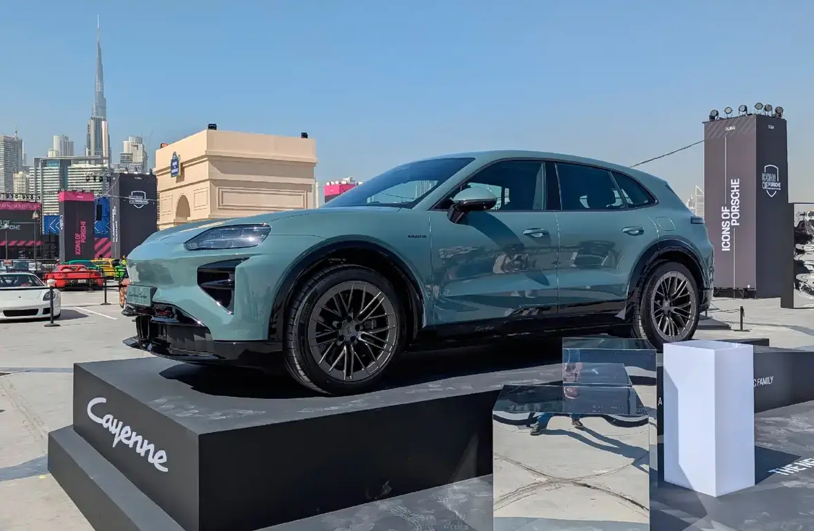 Porsche Cayenne EV Mystic Green Metallic Cayenne EV Turbo - real life outside photos from Dubai Mystic Green Metallic Cayenne EV Turbo - real life outside photos from Dubai 3