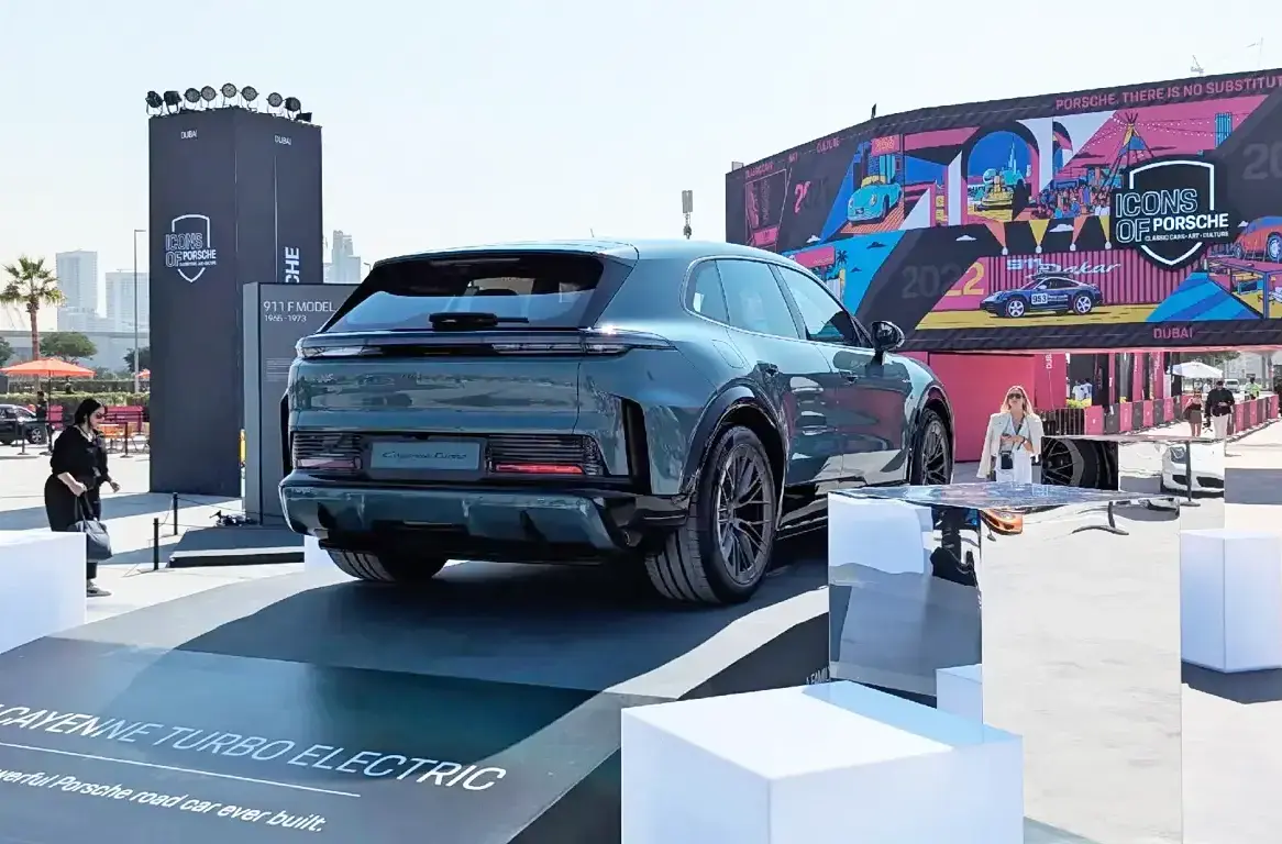 Porsche Cayenne EV Mystic Green Metallic Cayenne EV Turbo - real life outside photos from Dubai Mystic Green Metallic Cayenne EV Turbo - real life outside photos from Dubai 4