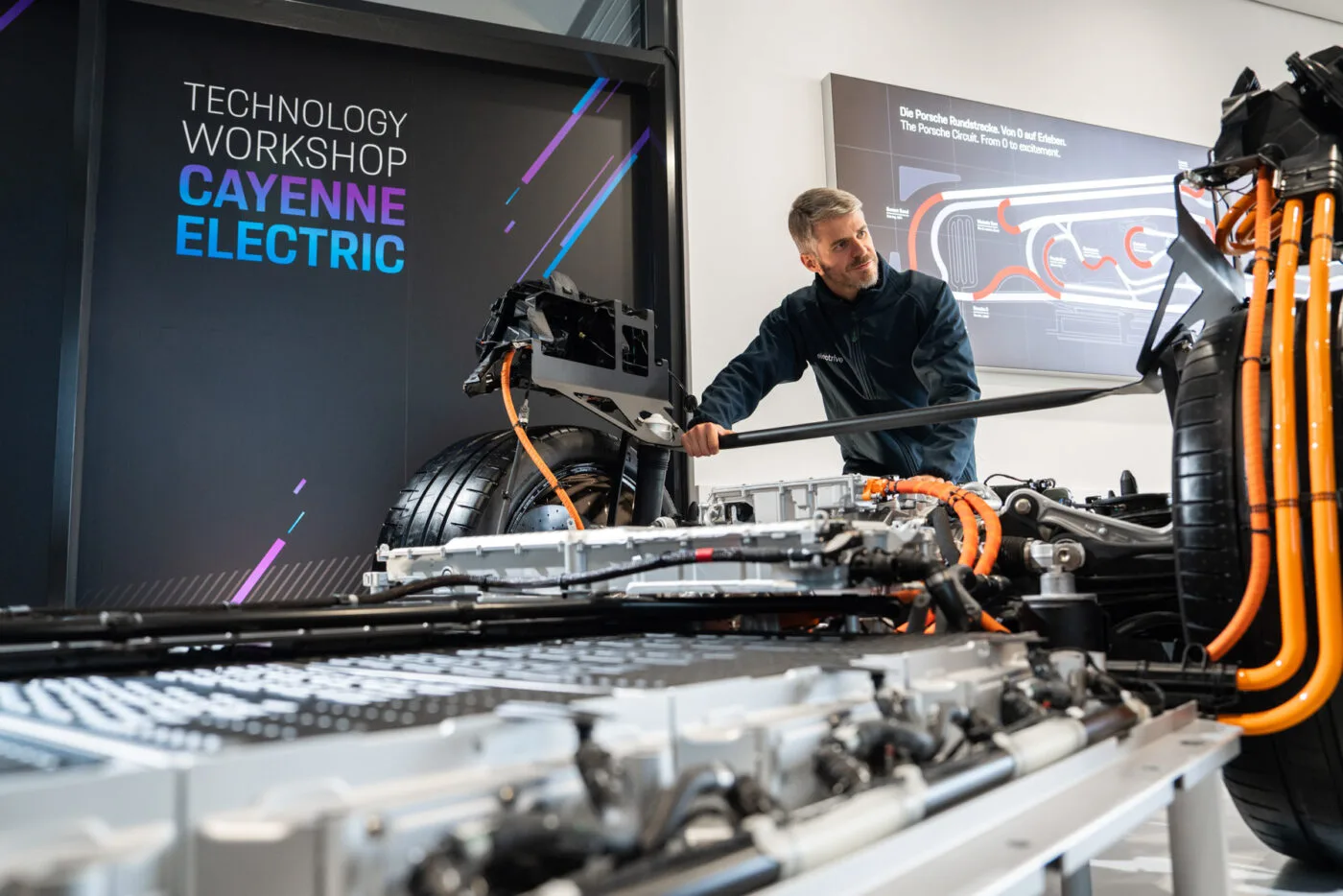 porsche-cayenne-tech-workshop-antrieb-drive-train-2025-1-1400x934.jpg.webp