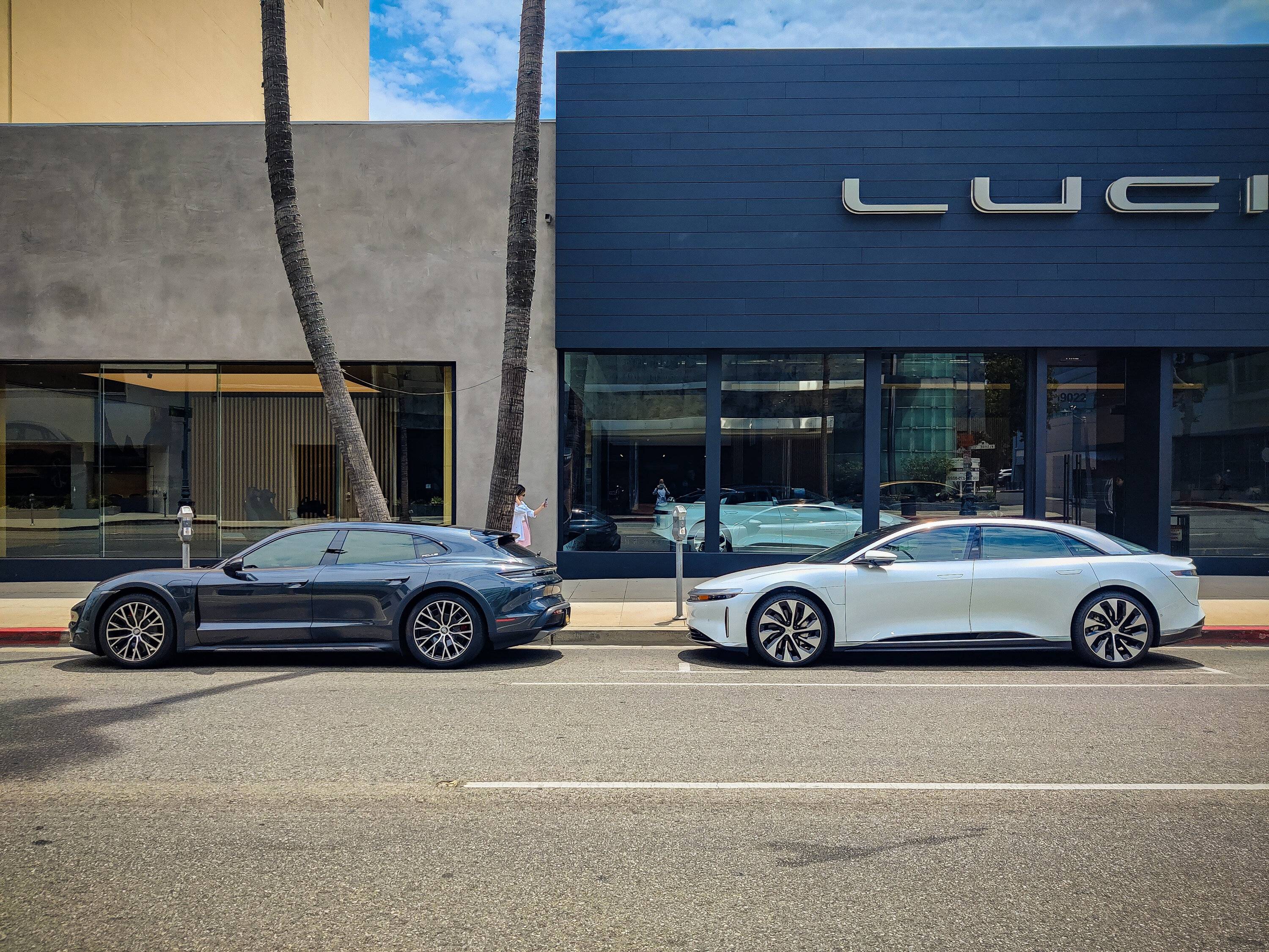 Porsche Cayenne EV Cross shopping w Lucid PSX_20220801_081020