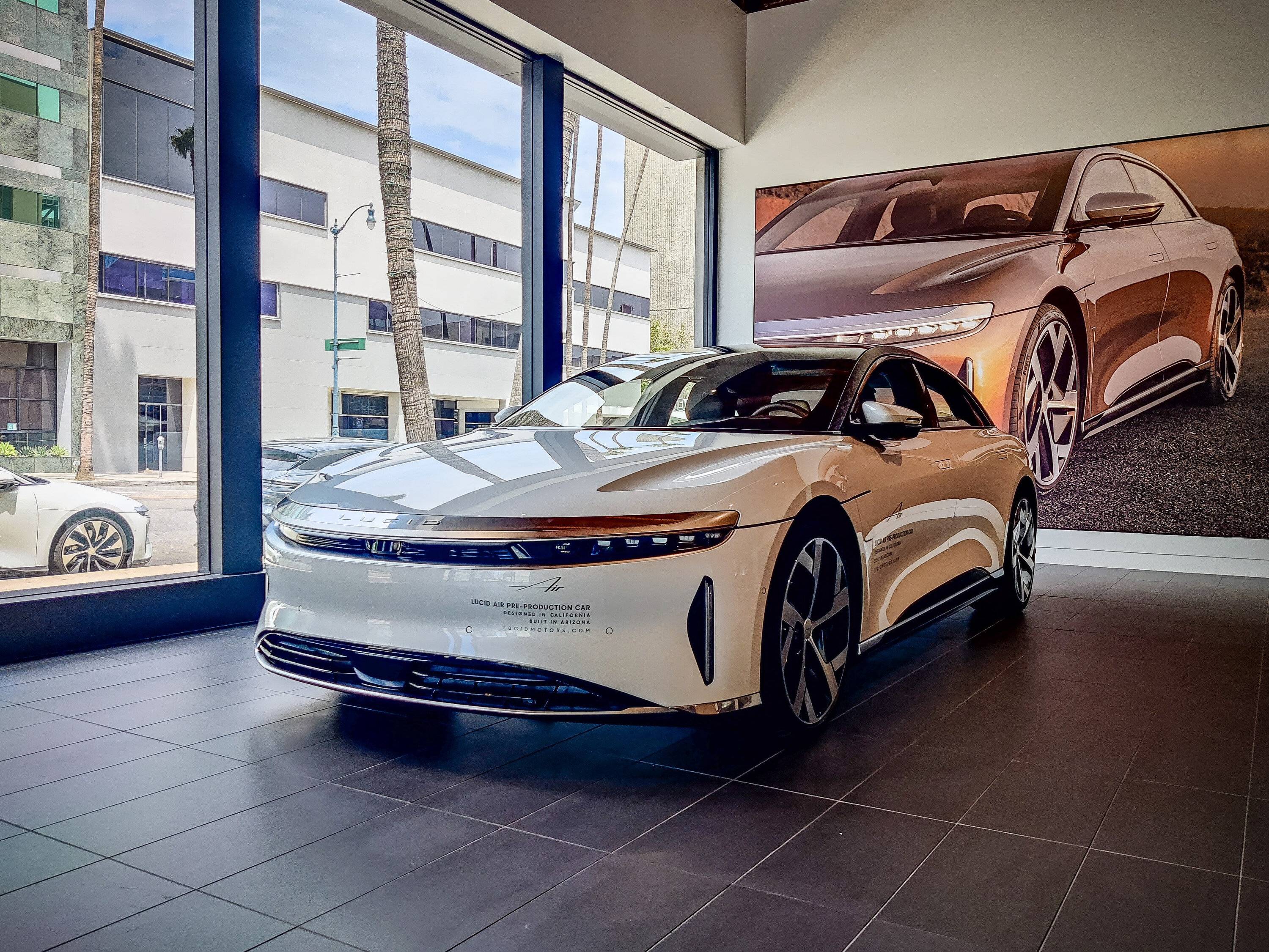 Porsche Cayenne EV Cross shopping w Lucid PSX_20220801_081147