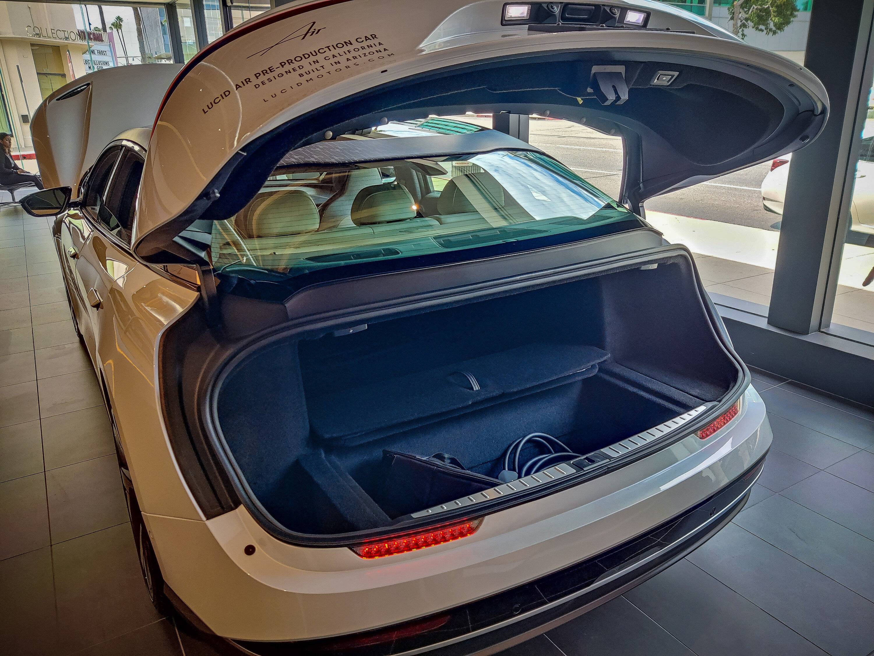 Porsche Cayenne EV Cross shopping w Lucid PSX_20220801_081356