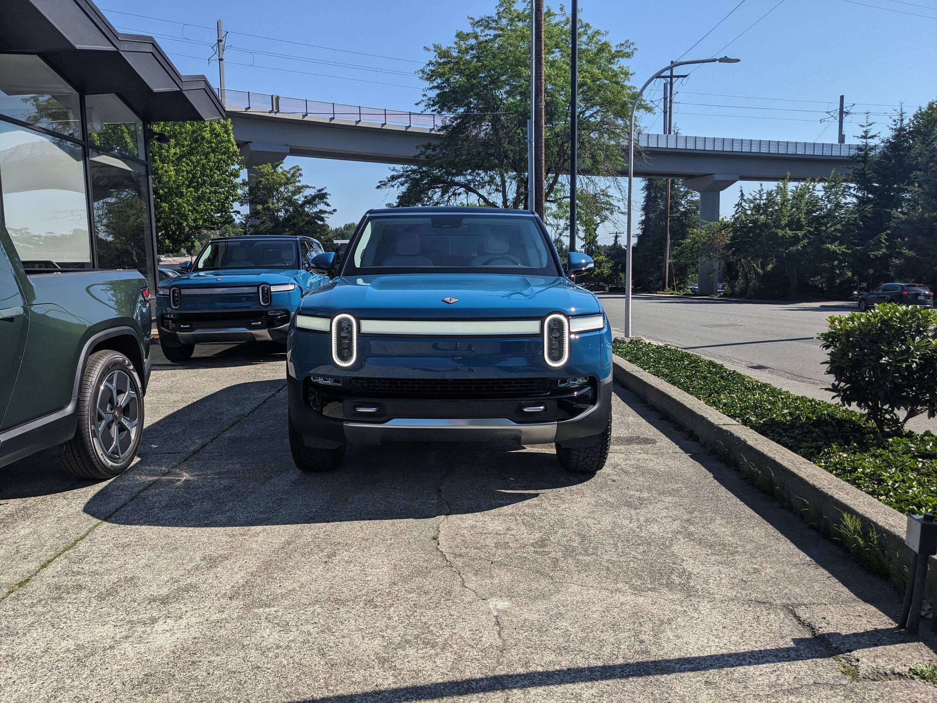 Porsche Cayenne EV Taycan vs Rivian R1S PXL_20230628_234147417