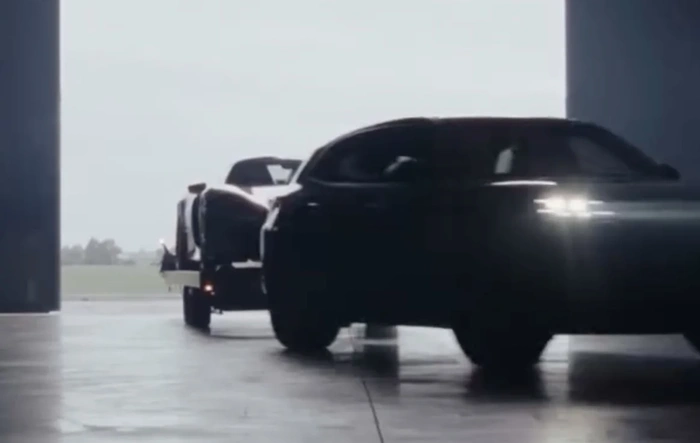 Teaser: Cayenne EV Electric towing and race vs. 918 Spyder