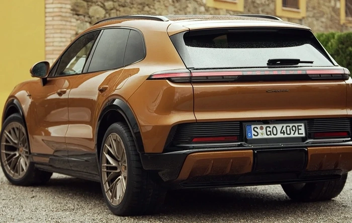 Videos: Cayenne EV in Algarve Blue Metallic and Madeira Gold Metallic