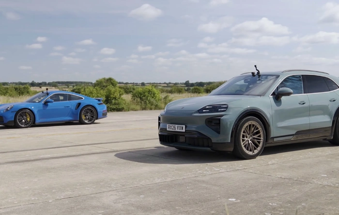 Cayenne EV Electric Turbo vs. 911 Turbo S race by Carwow